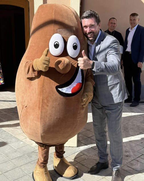 Na obrazku je politicke hovno a maskot